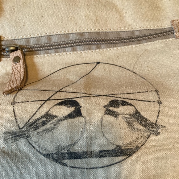 Shoulder Bag, LOTS of pockets, tan & light brown, Birdies Theme, Zipper closures - Picture 4 of 16